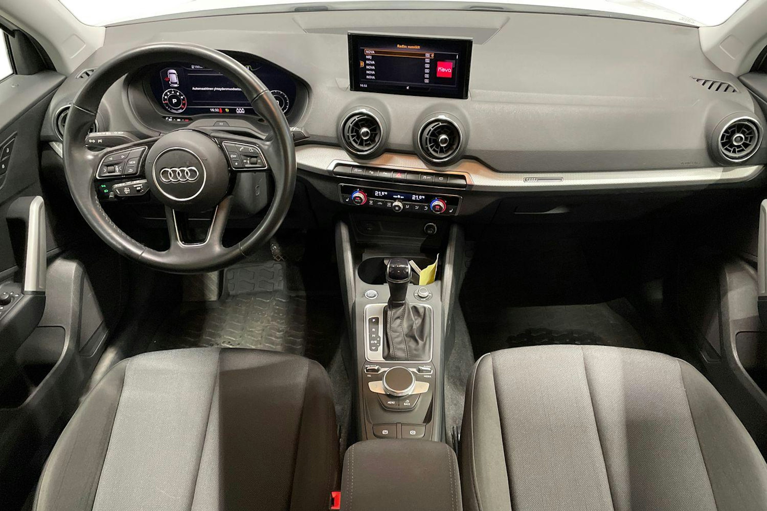 Valkoinen Audi Q2 2022 kuva 9.