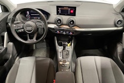 Valkoinen Audi Q2 2022 kuva 9.