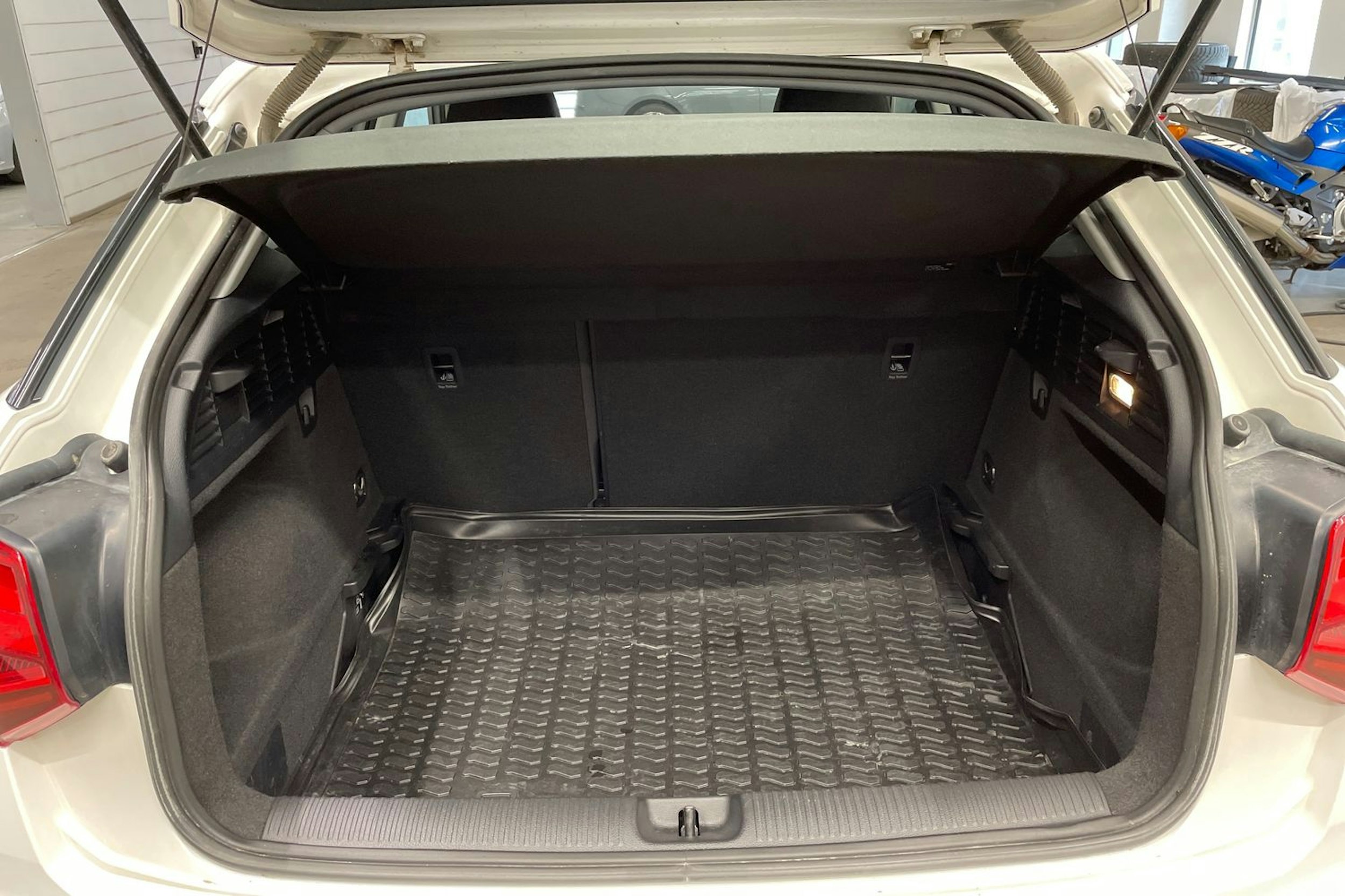 Valkoinen Audi Q2 2022 kuva 14.
