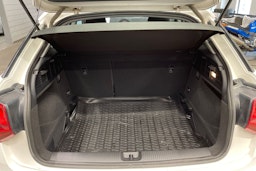 Valkoinen Audi Q2 2022 kuva 14.