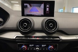 Valkoinen Audi Q2 2022 kuva 16.