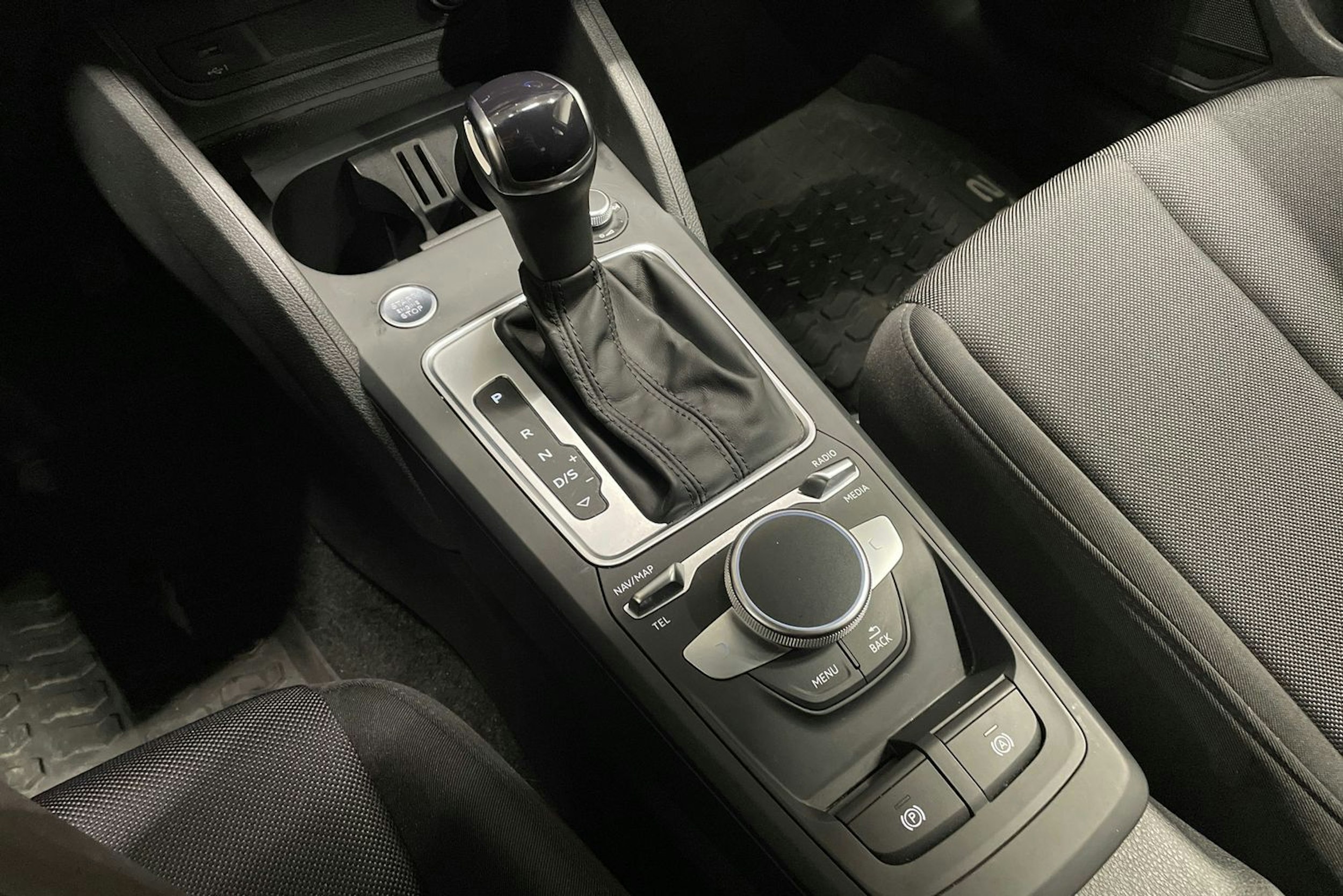 Valkoinen Audi Q2 2022 kuva 17.