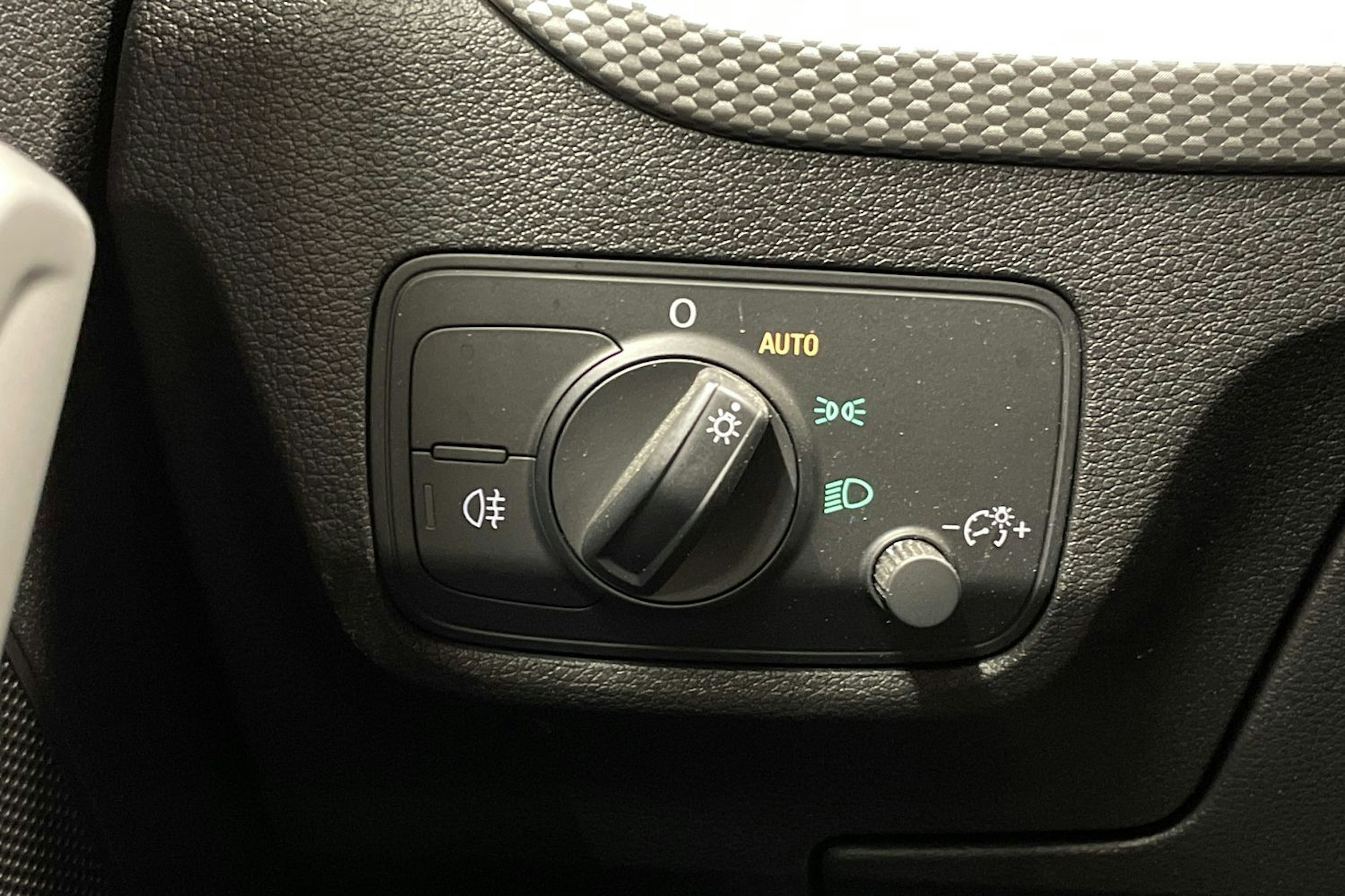 Valkoinen Audi Q2 2022 kuva 18.