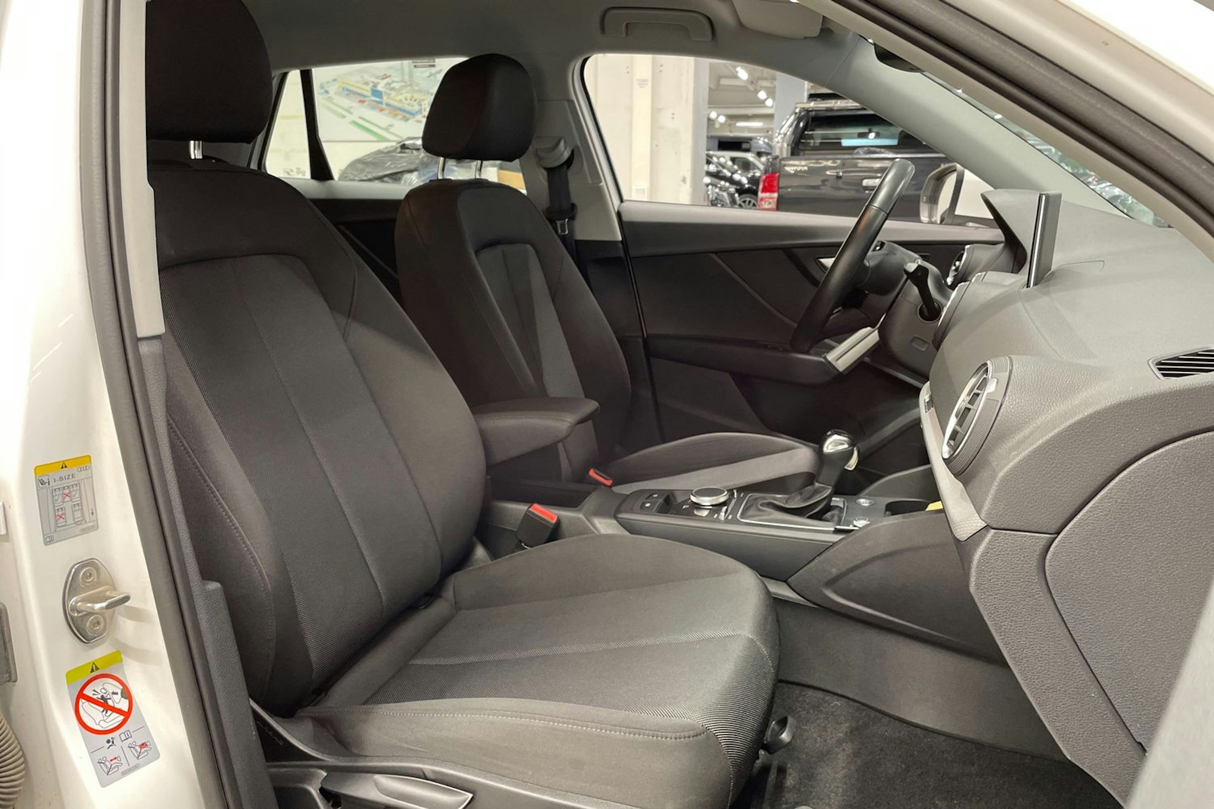 Valkoinen Audi Q2 2022 kuva 23.