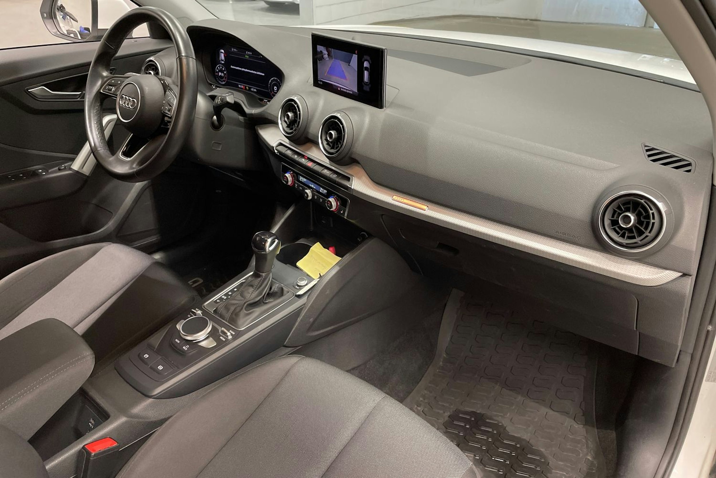 Valkoinen Audi Q2 2022 kuva 24.