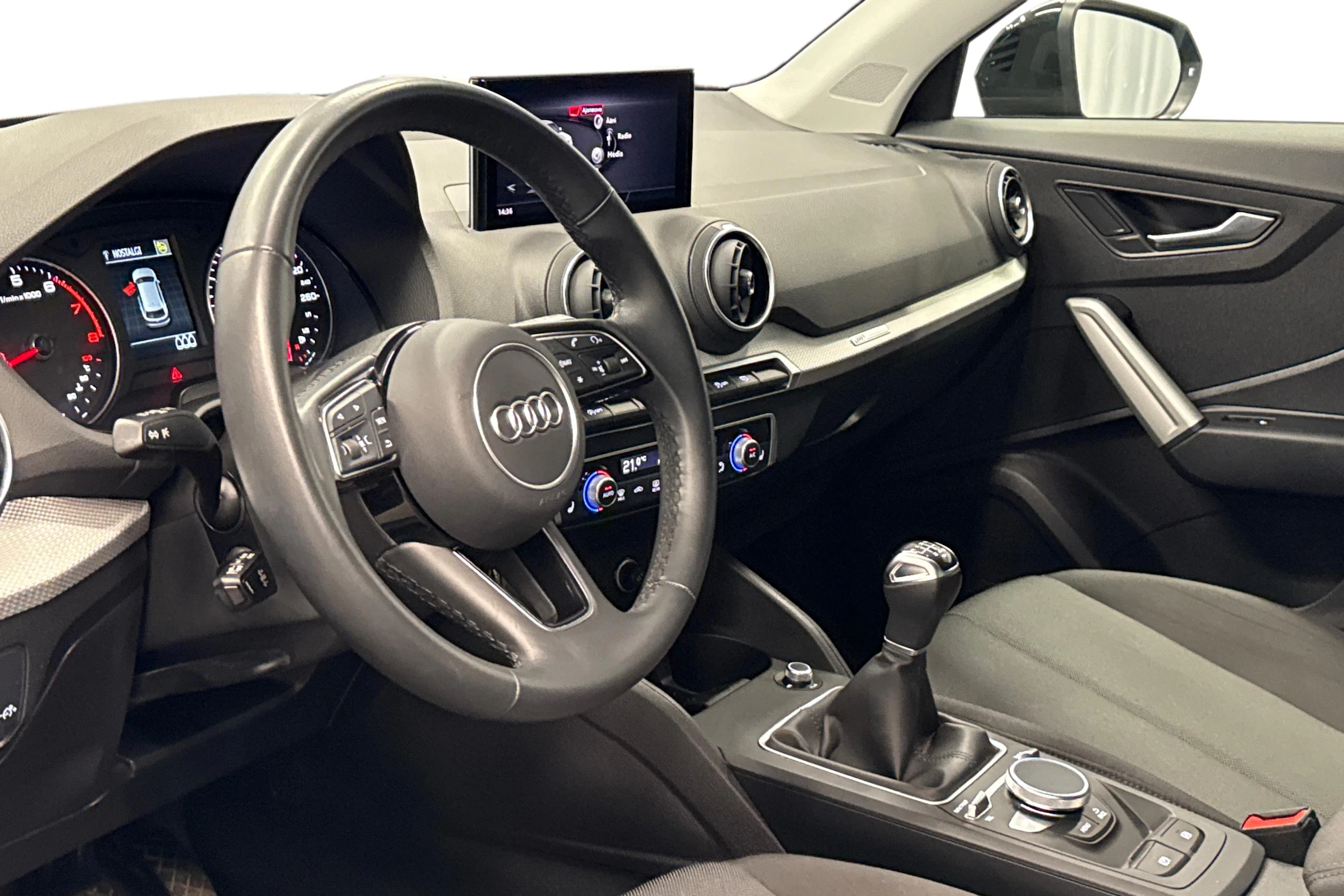 musta Audi Q2 2023 kuva 8.