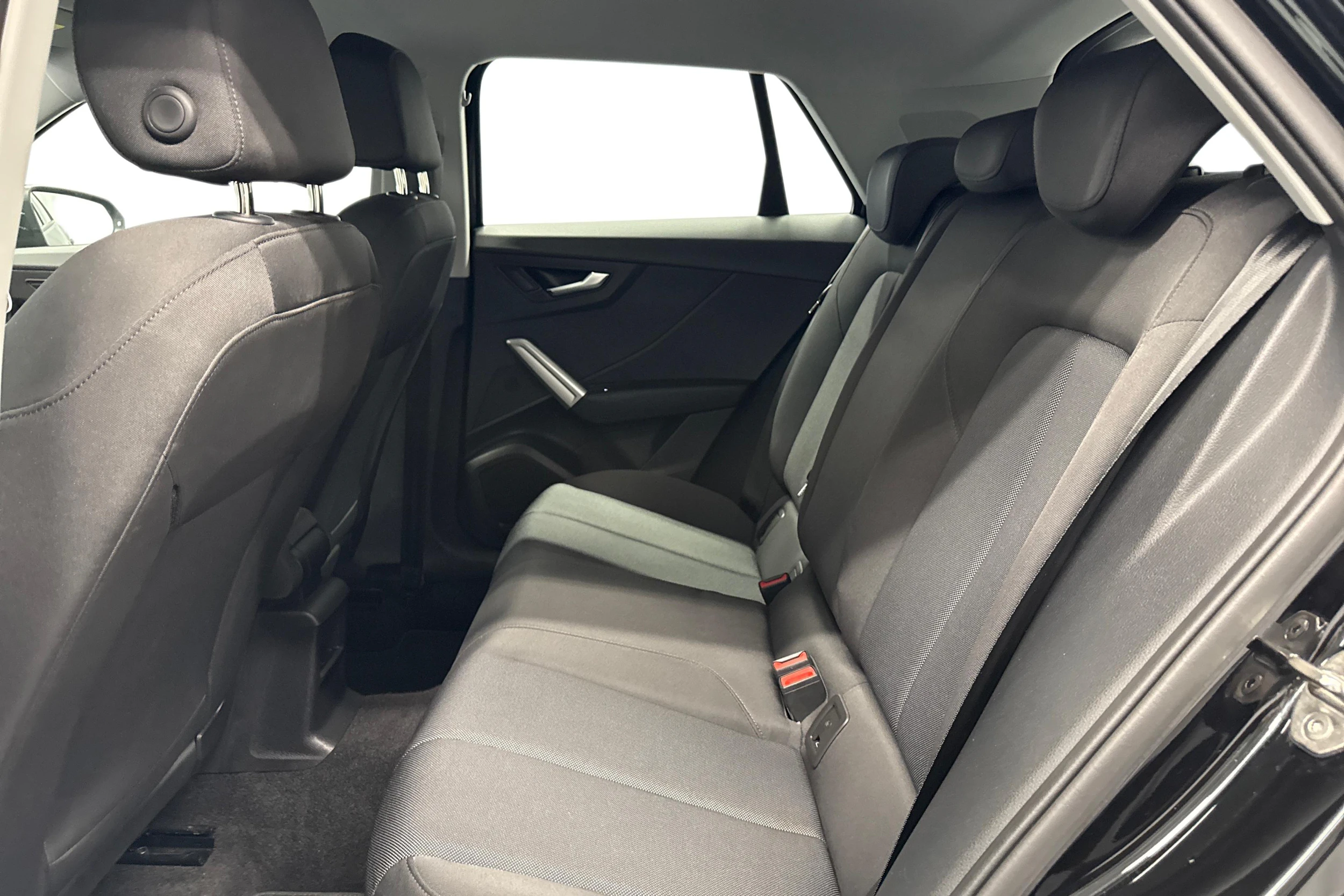 musta Audi Q2 2023 kuva 11.