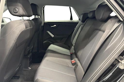 musta Audi Q2 2023 kuva 11.