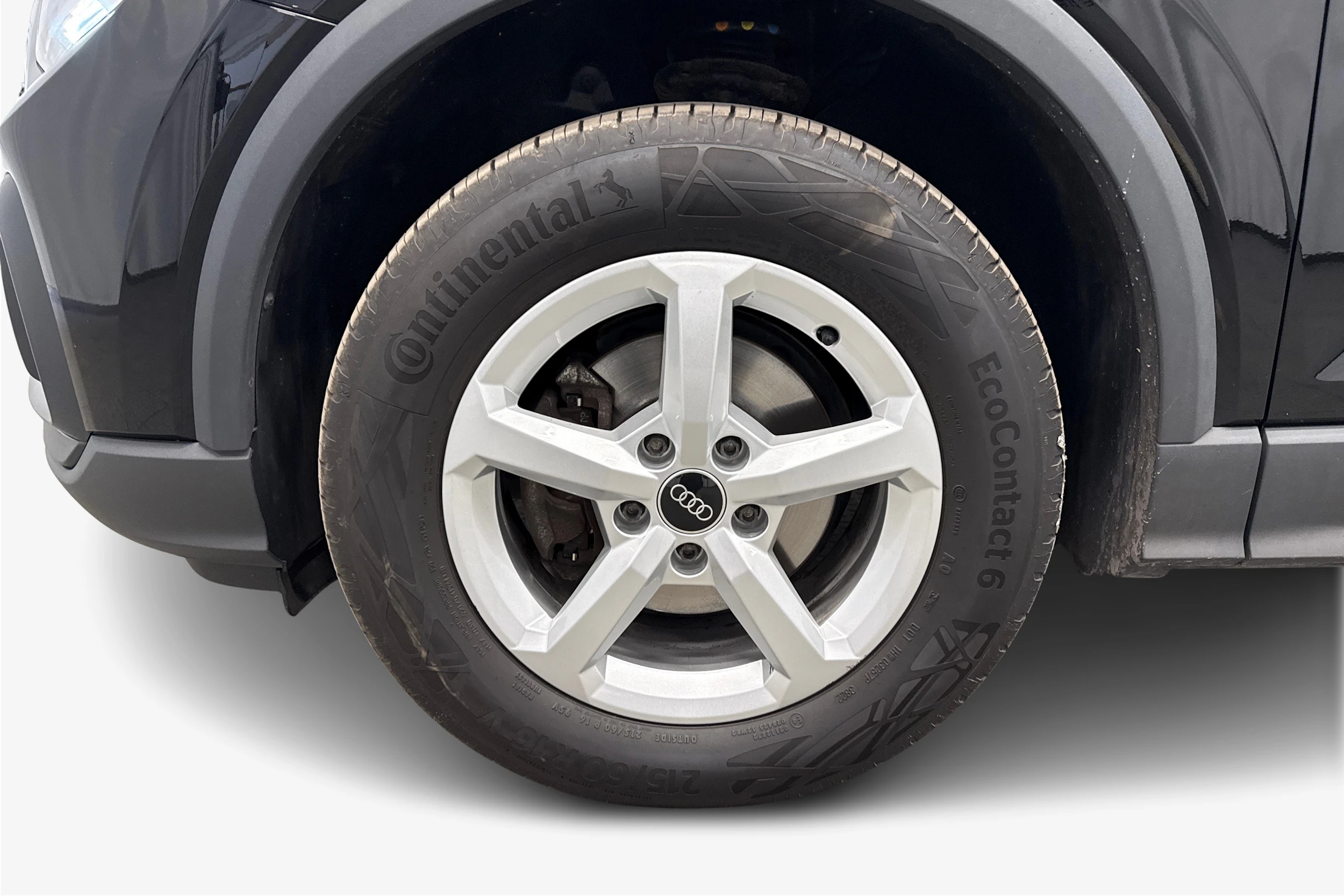 musta Audi Q2 2023 kuva 12.