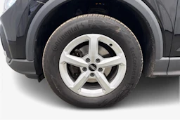 musta Audi Q2 2023 kuva 12.