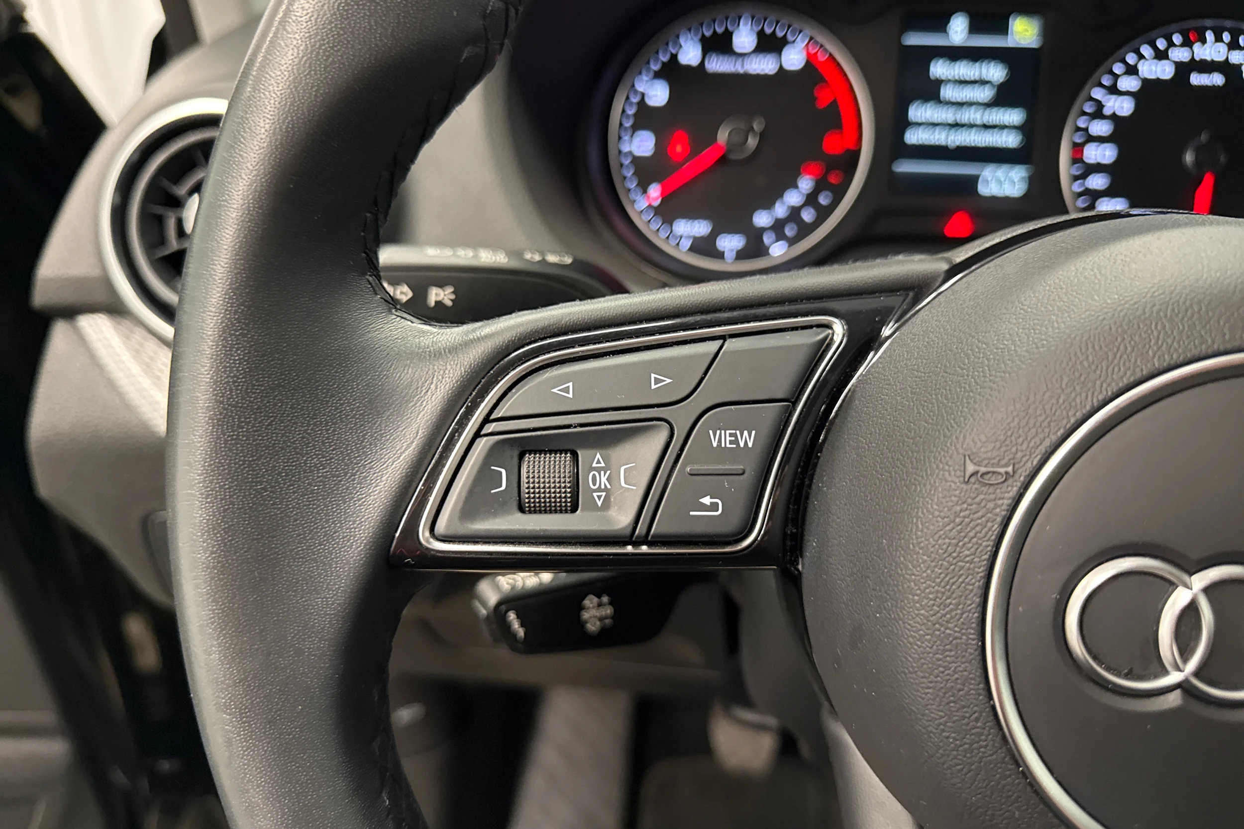 musta Audi Q2 2023 kuva 15.