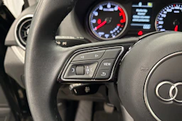 musta Audi Q2 2023 kuva 15.