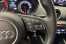 musta Audi Q2 2023 kuva 16.