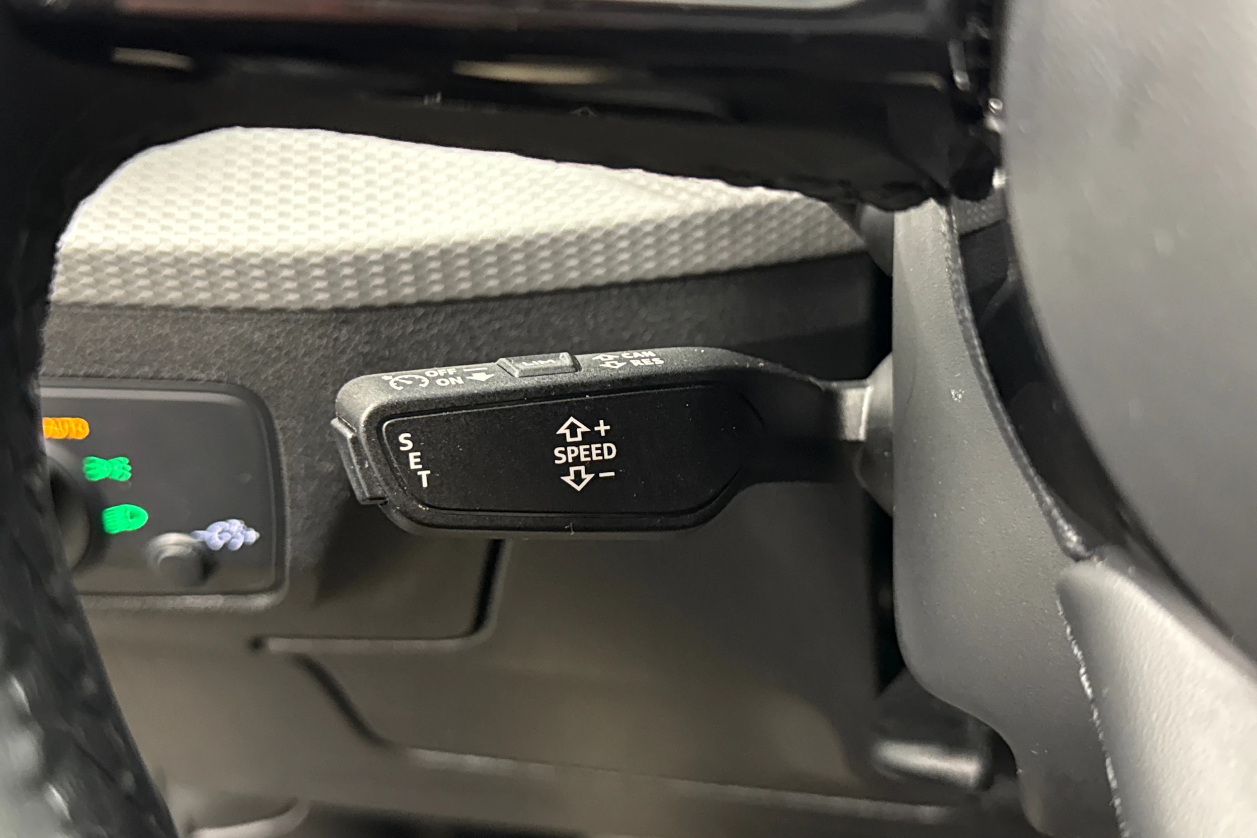 musta Audi Q2 2023 kuva 17.