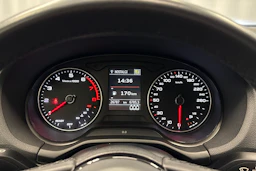 musta Audi Q2 2023 kuva 18.