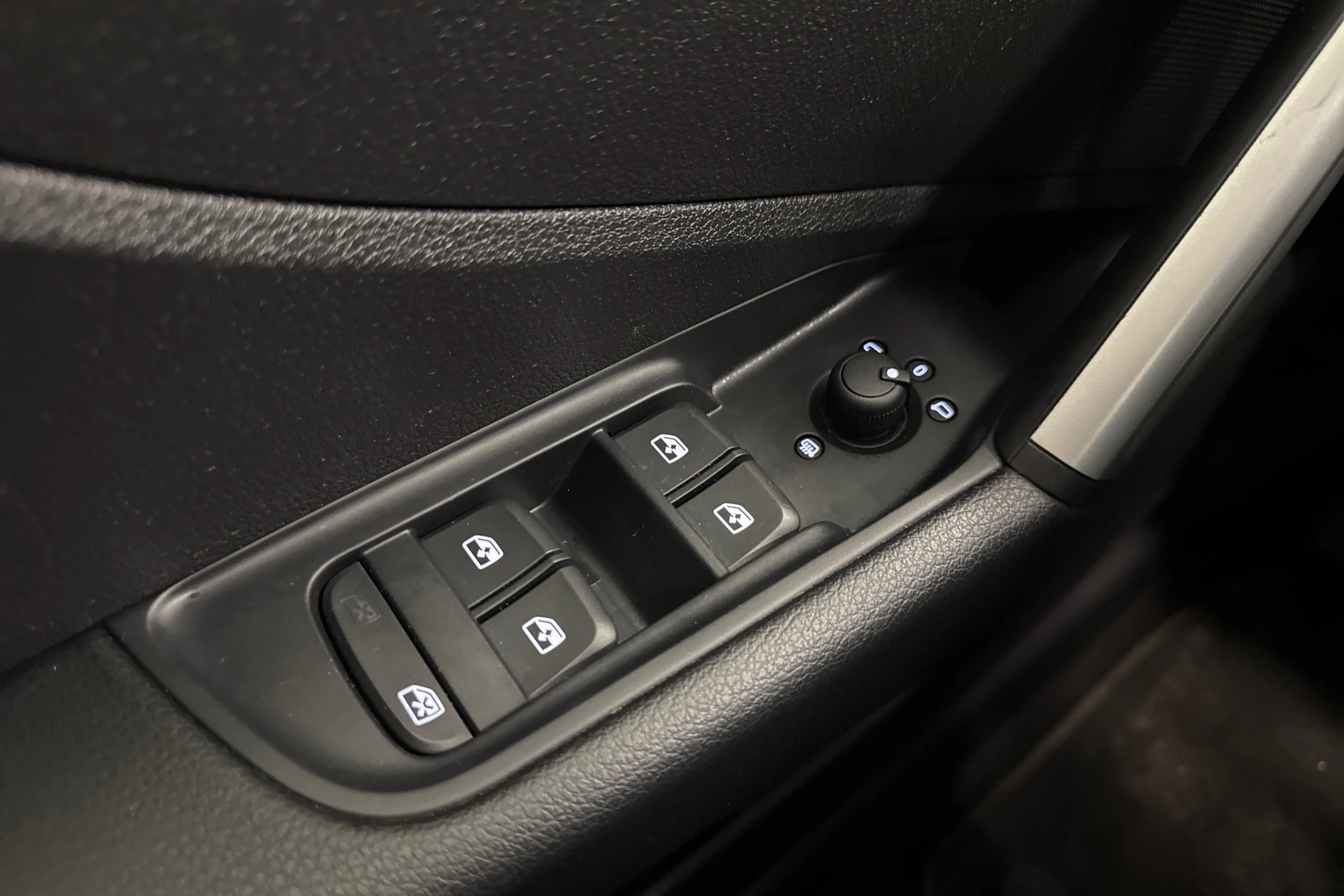 musta Audi Q2 2023 kuva 19.