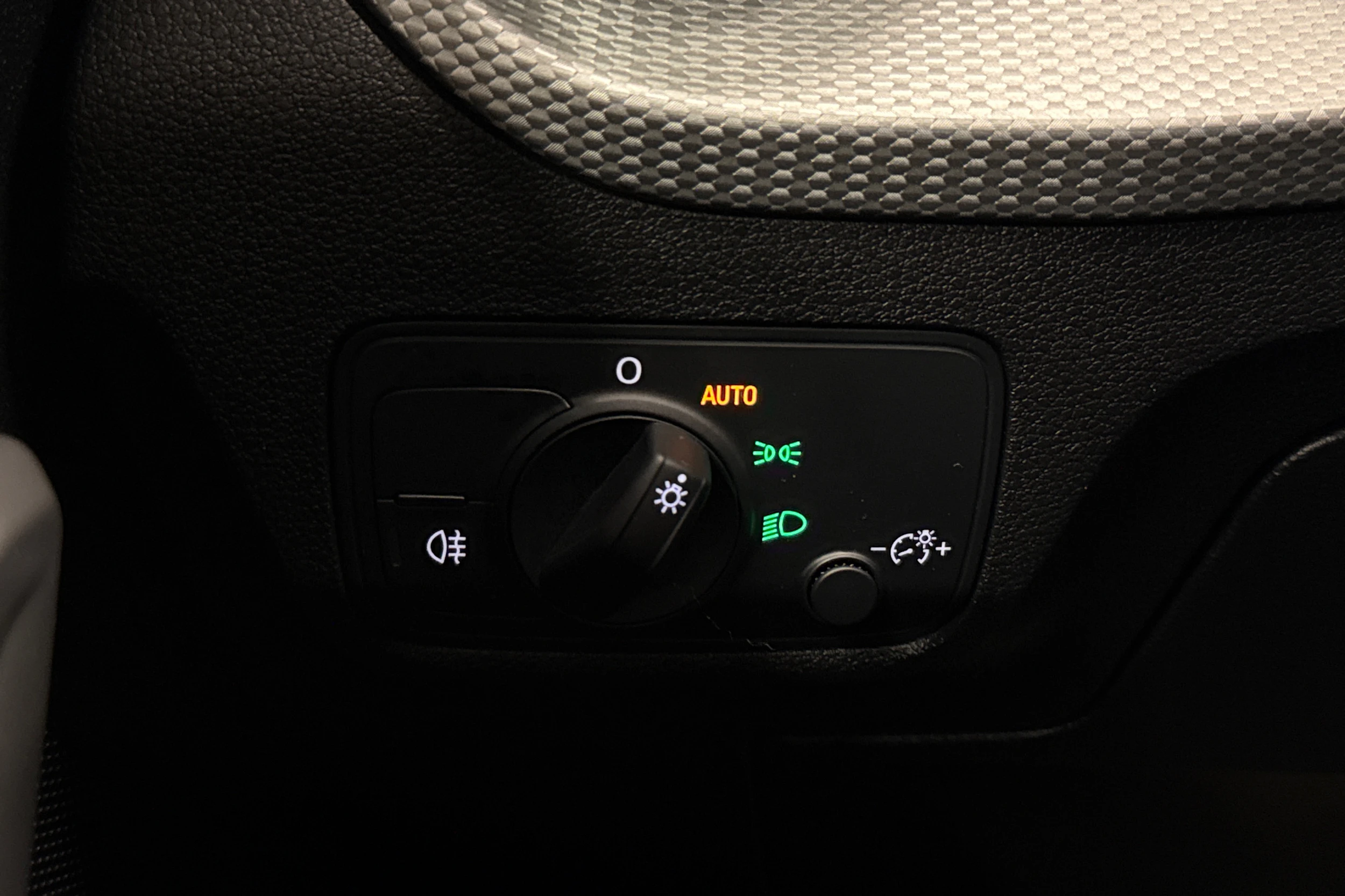 musta Audi Q2 2023 kuva 20.