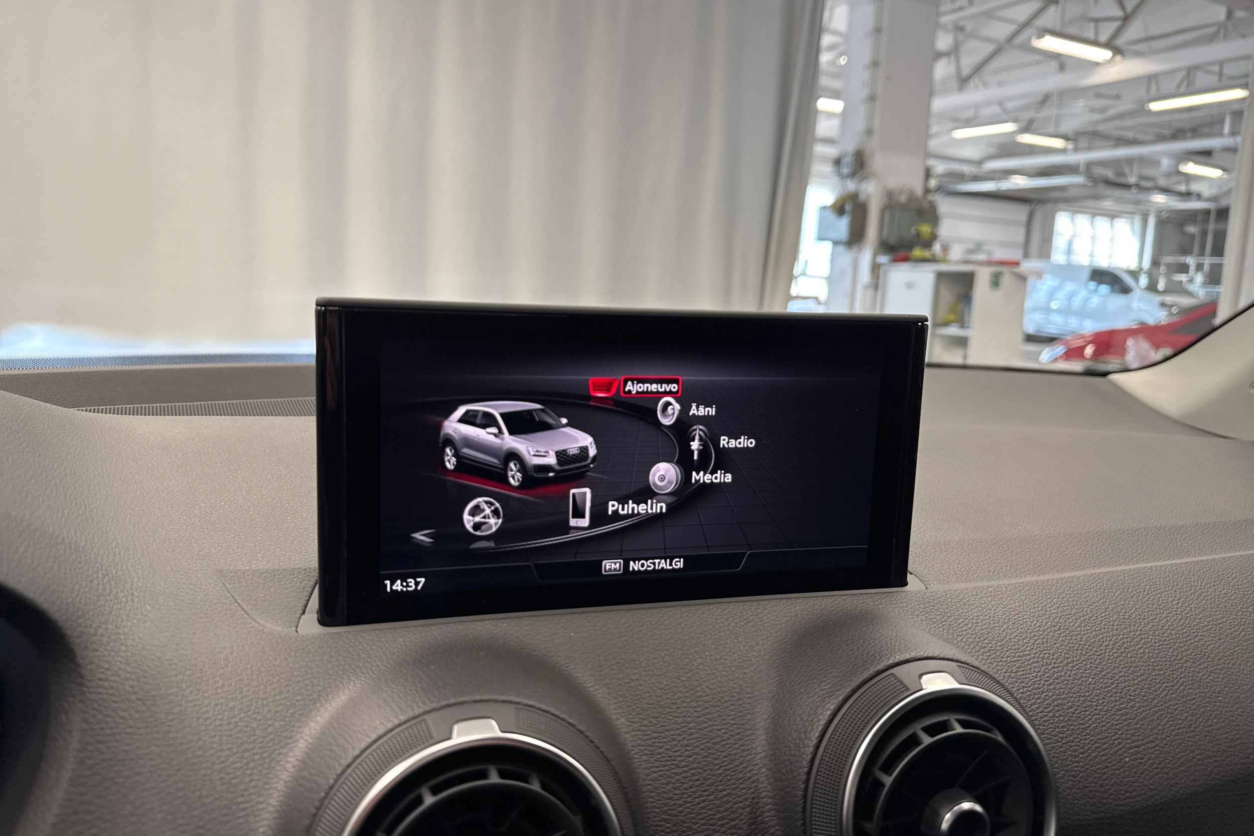 musta Audi Q2 2023 kuva 21.