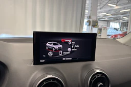 musta Audi Q2 2023 kuva 21.