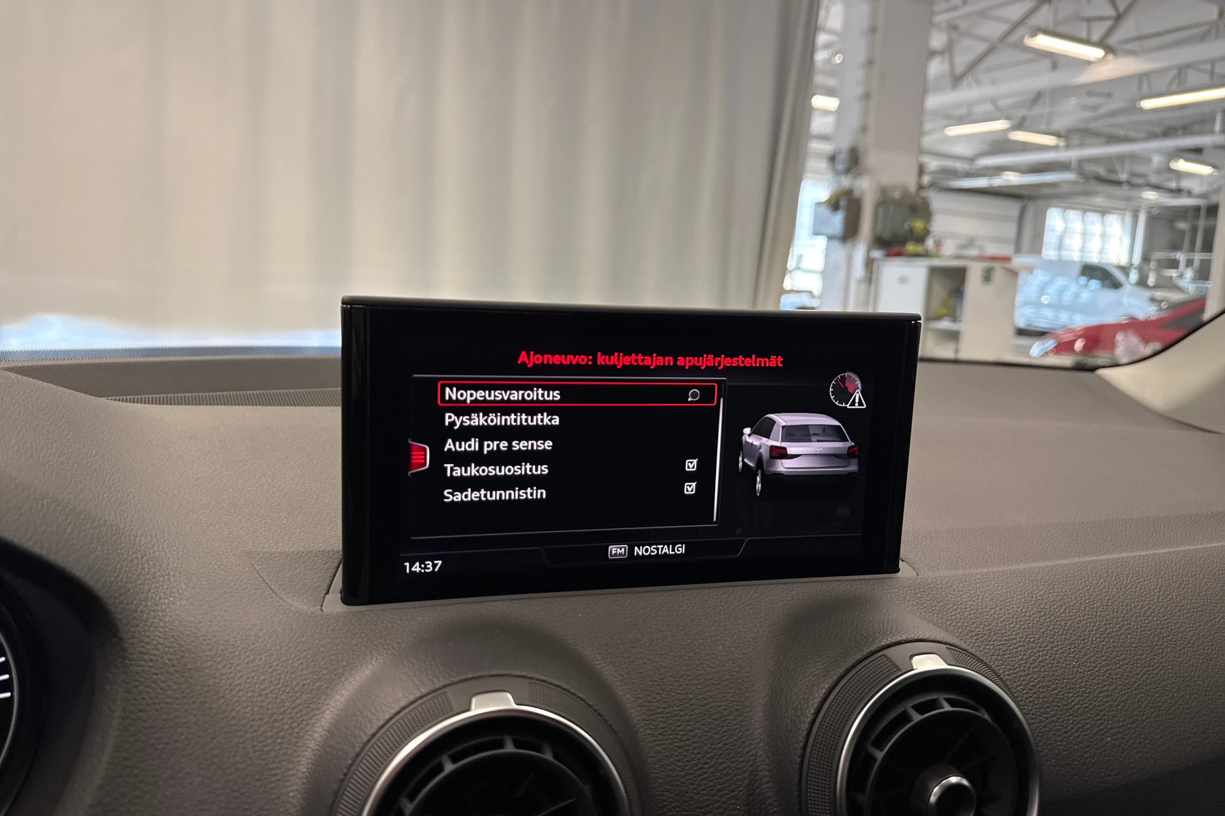 musta Audi Q2 2023 kuva 22.