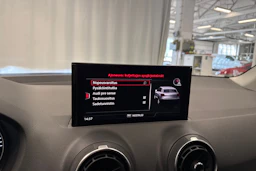 musta Audi Q2 2023 kuva 22.