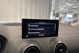 musta Audi Q2 2023 kuva 23.