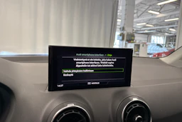 musta Audi Q2 2023 kuva 24.