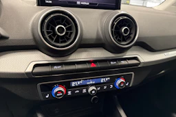 musta Audi Q2 2023 kuva 25.