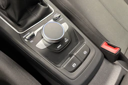 musta Audi Q2 2023 kuva 27.