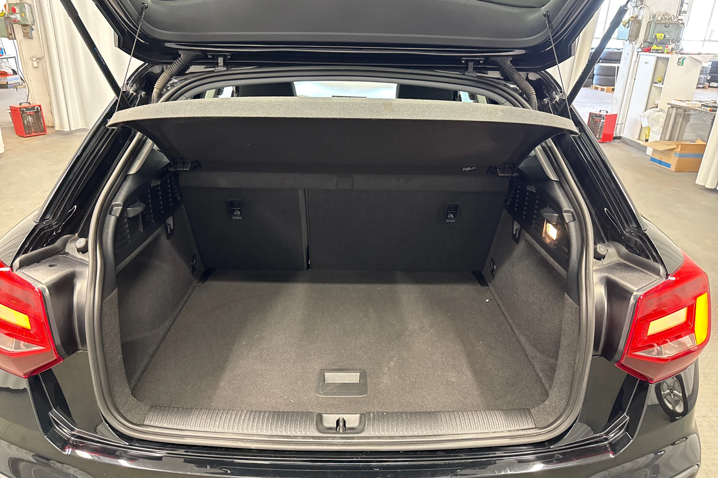 musta Audi Q2 2023 kuva 29.