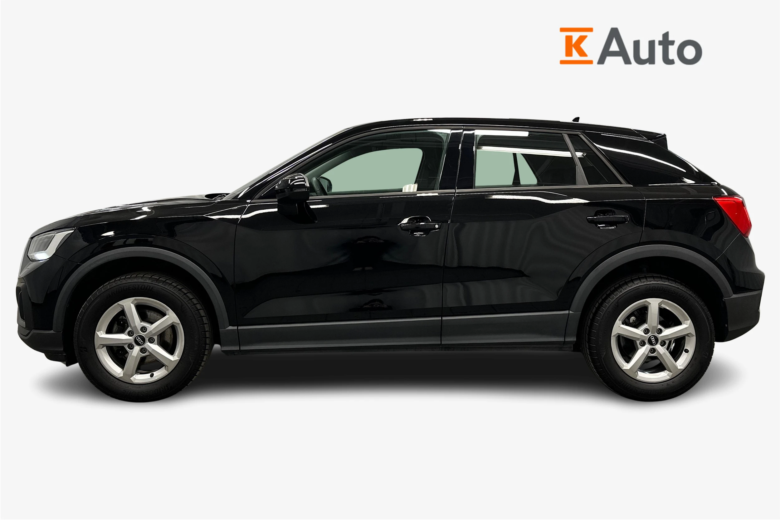 musta Audi Q2 2023 kuva 7.