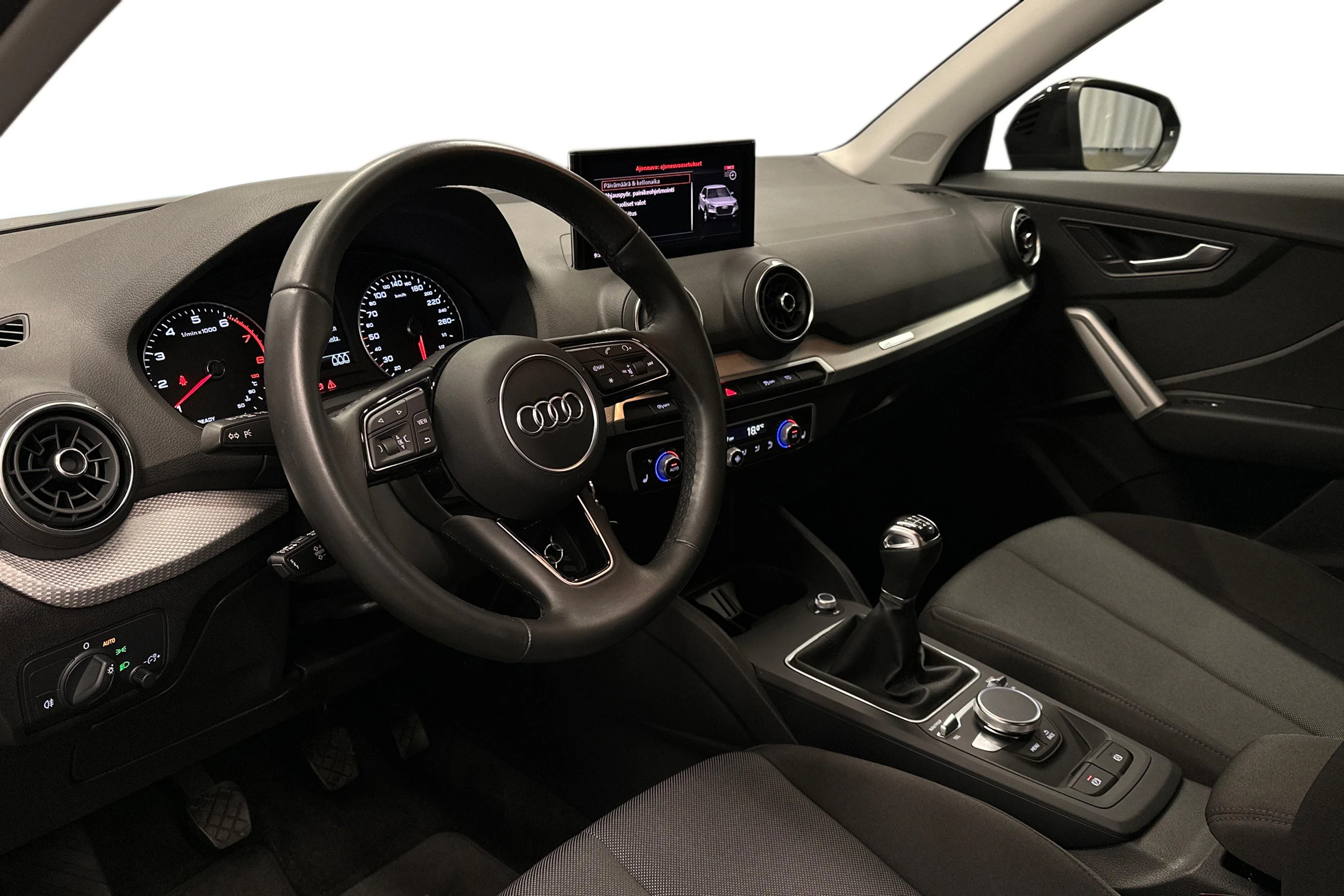 musta Audi Q2 2023 kuva 8.