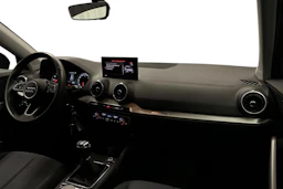 musta Audi Q2 2023 kuva 9.