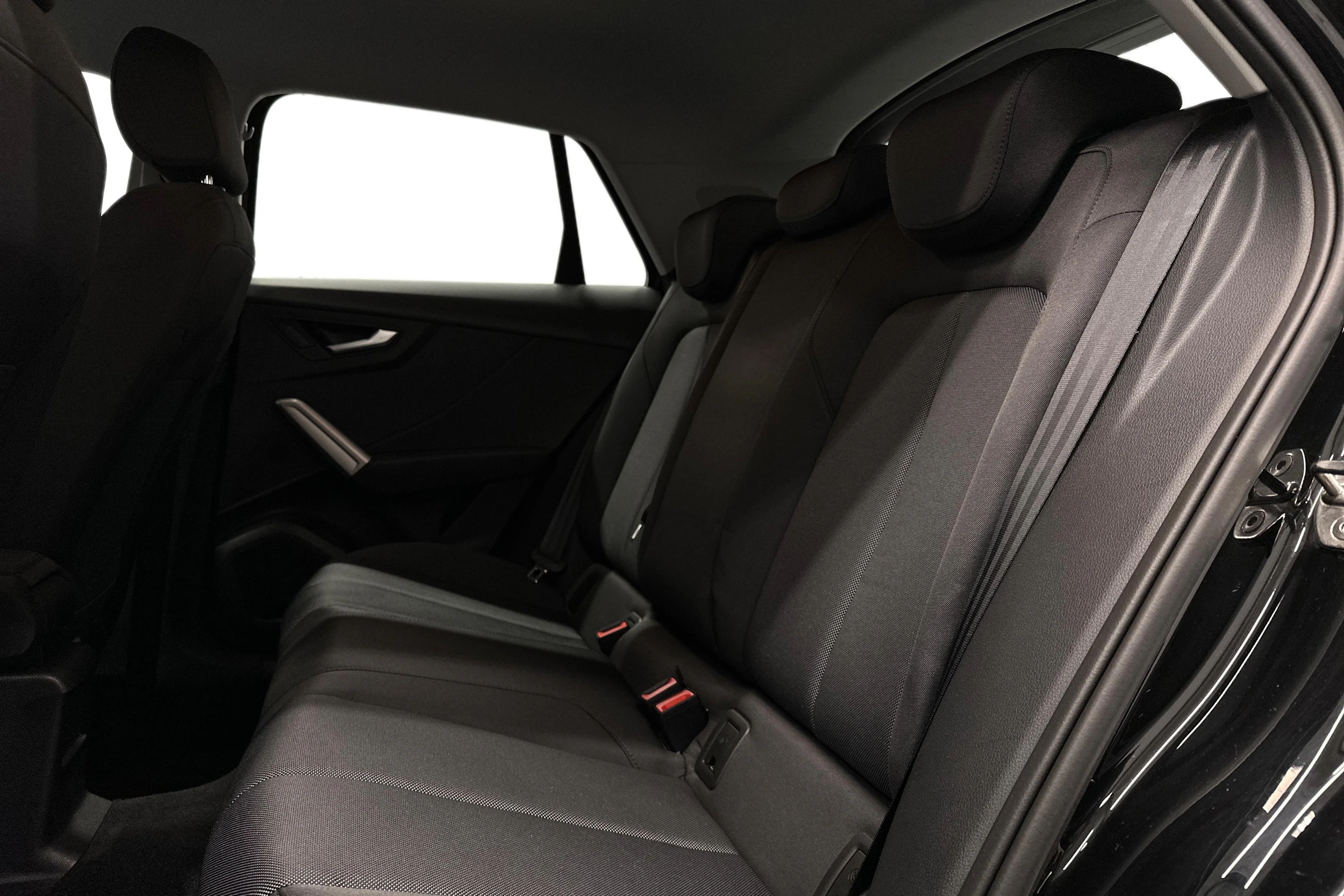 musta Audi Q2 2023 kuva 11.