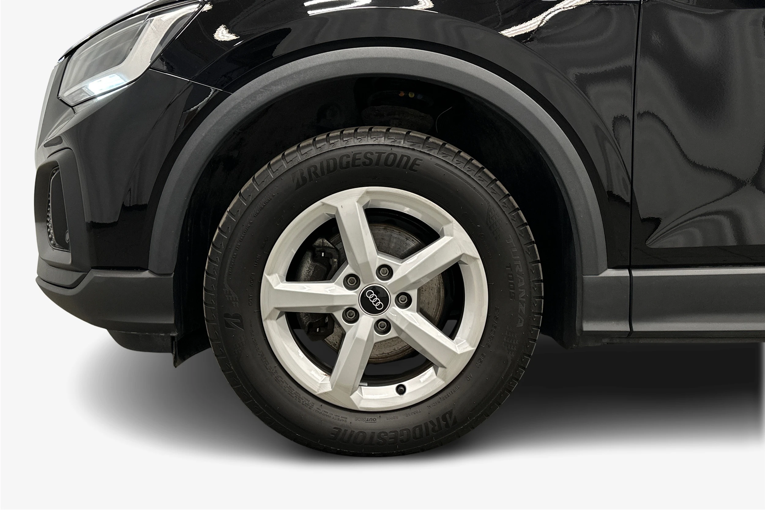 musta Audi Q2 2023 kuva 12.