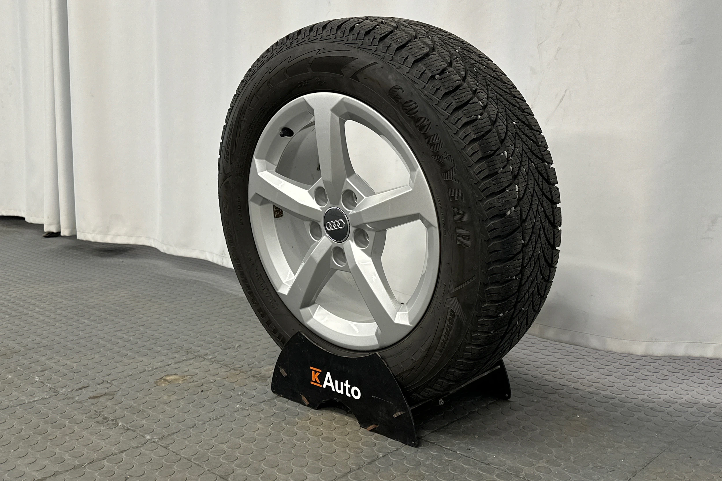 musta Audi Q2 2023 kuva 13.