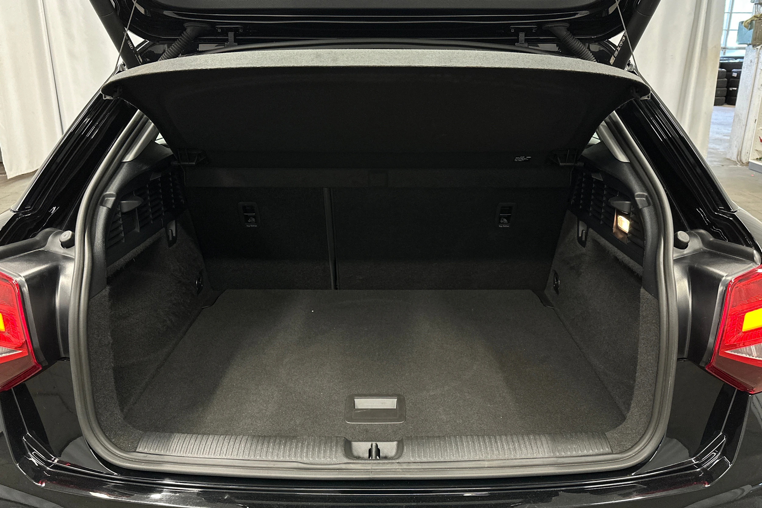 musta Audi Q2 2023 kuva 15.