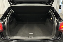 musta Audi Q2 2023 kuva 15.