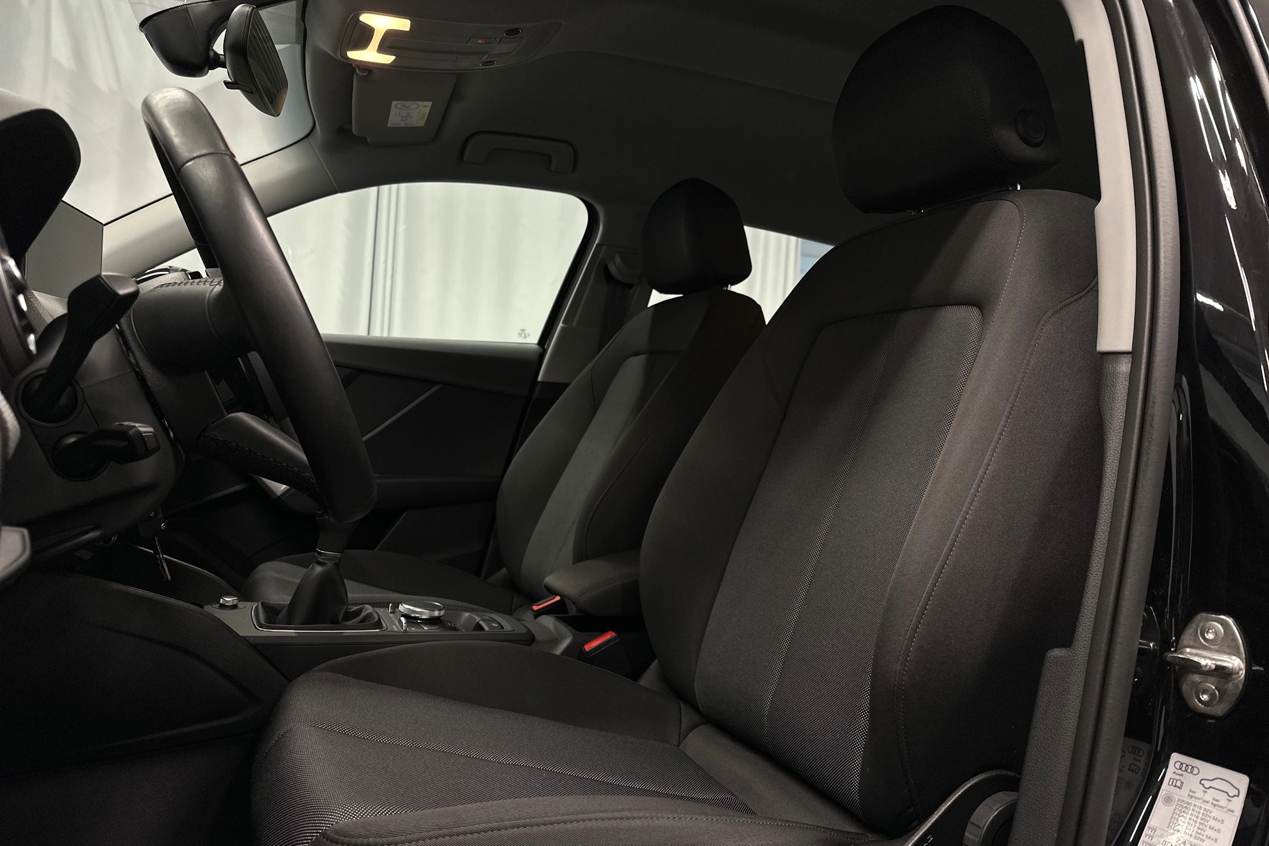 musta Audi Q2 2023 kuva 17.