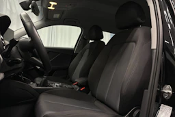 musta Audi Q2 2023 kuva 17.
