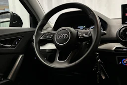 musta Audi Q2 2023 kuva 18.