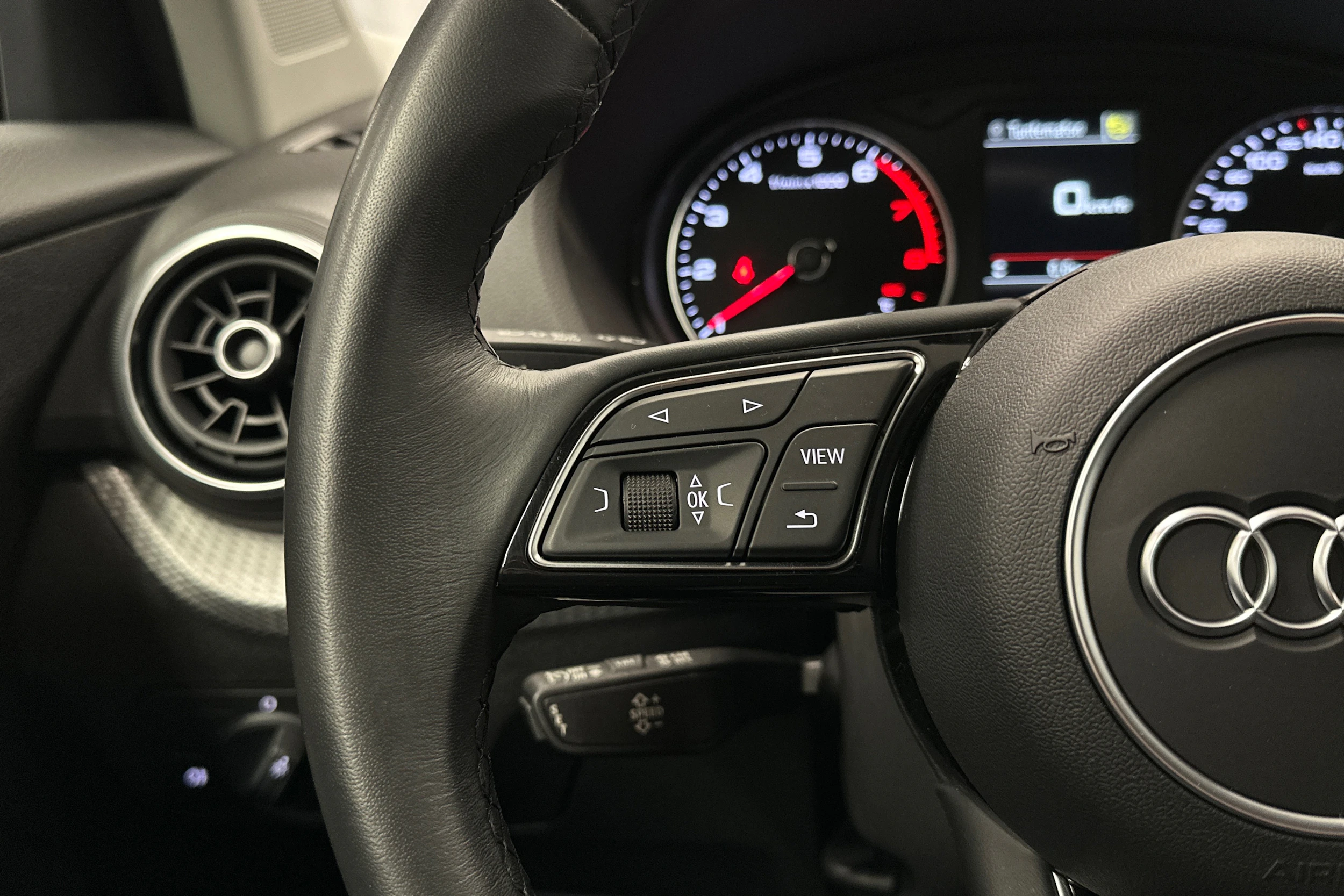 musta Audi Q2 2023 kuva 19.