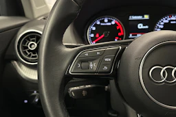 musta Audi Q2 2023 kuva 19.