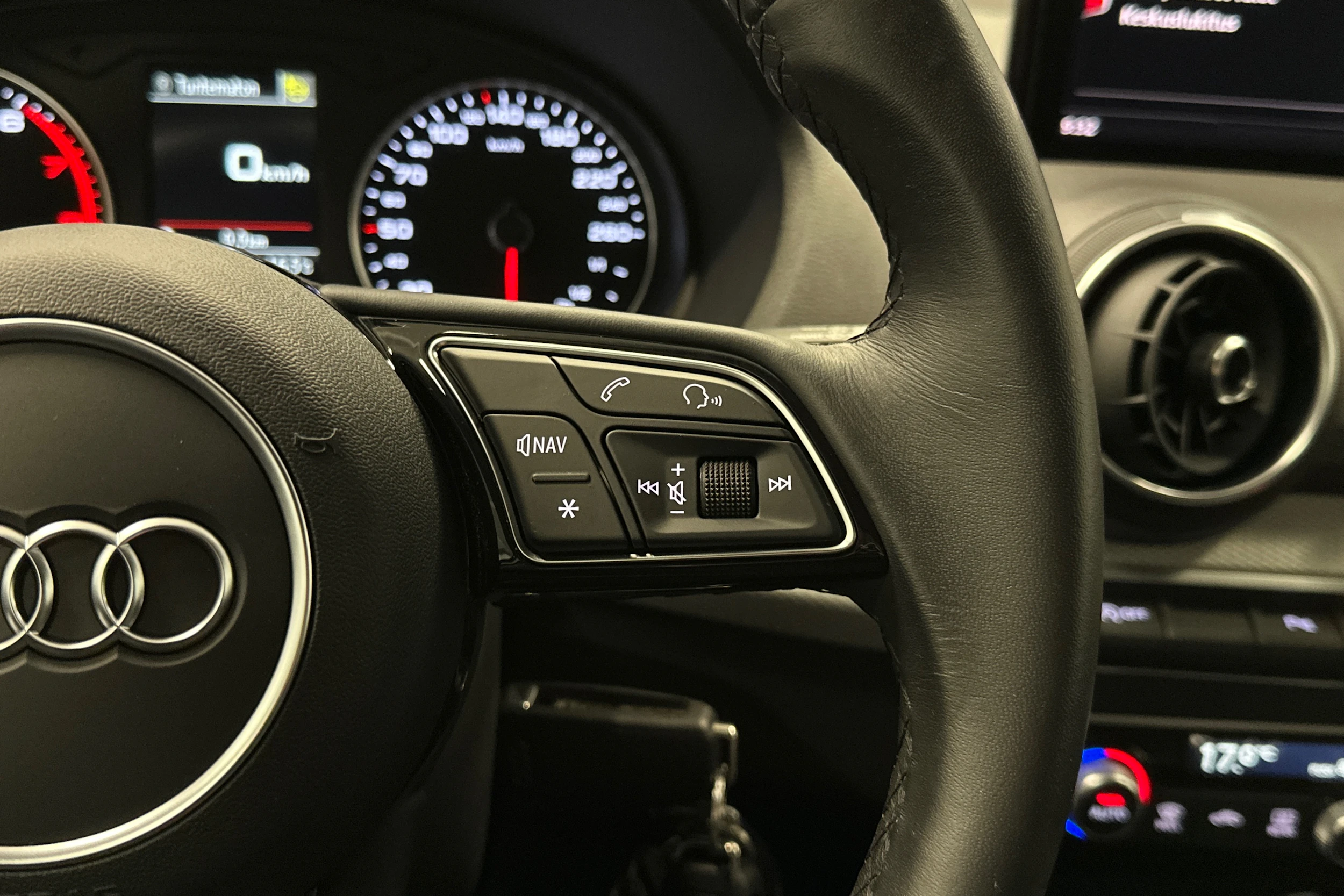 musta Audi Q2 2023 kuva 20.