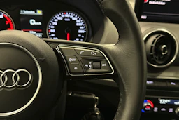 musta Audi Q2 2023 kuva 20.