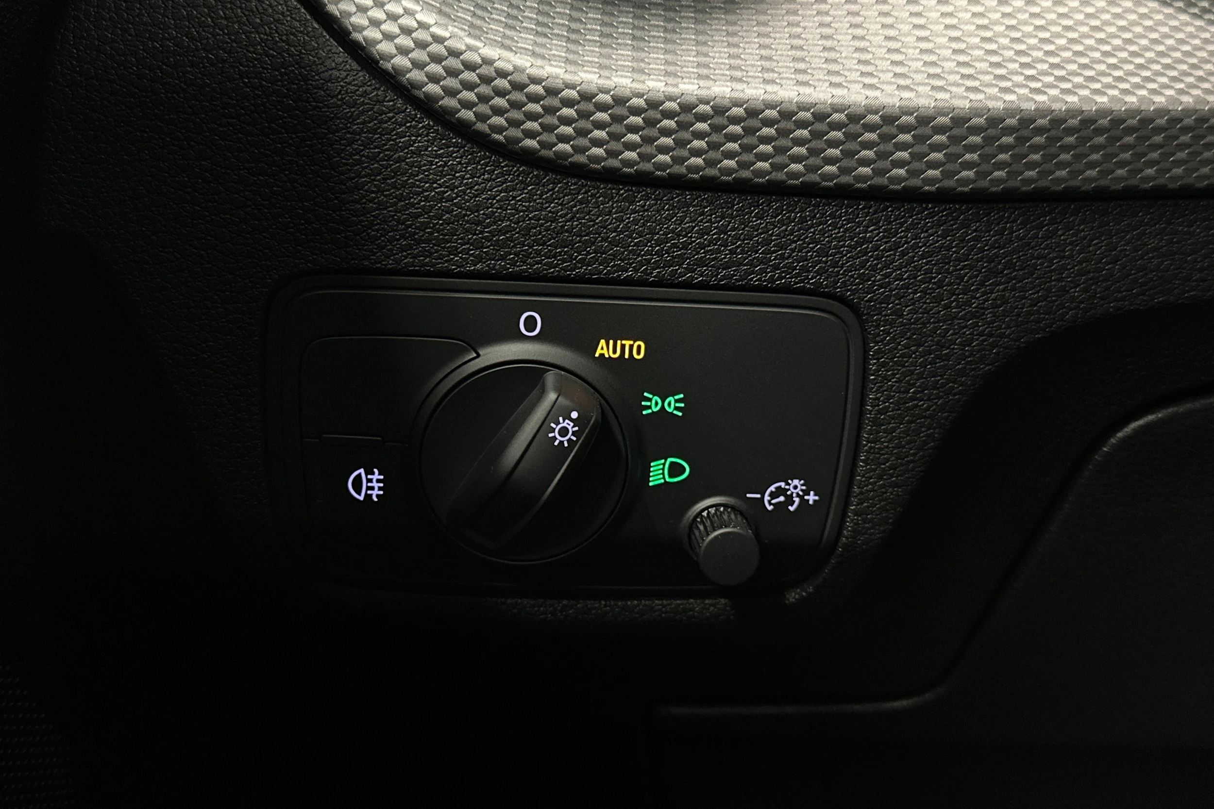 musta Audi Q2 2023 kuva 21.