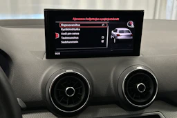 musta Audi Q2 2023 kuva 24.