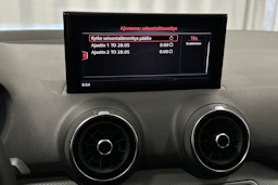 musta Audi Q2 2023 kuva 25.