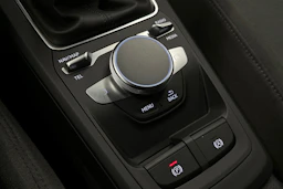 musta Audi Q2 2023 kuva 30.