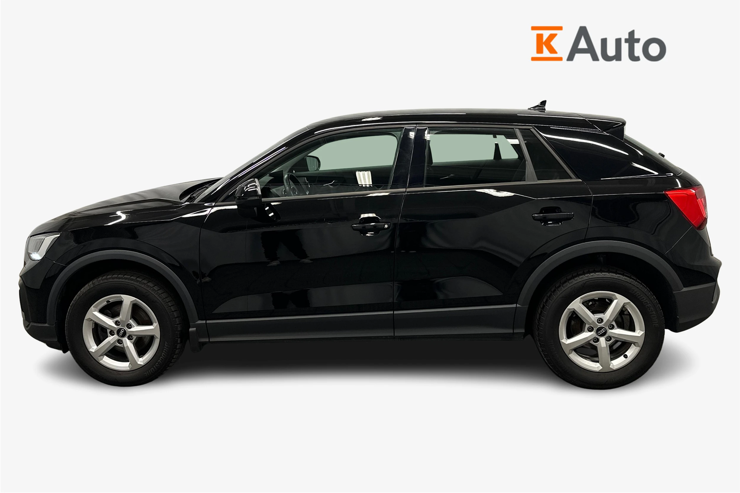 musta Audi Q2 2023 kuva 5.